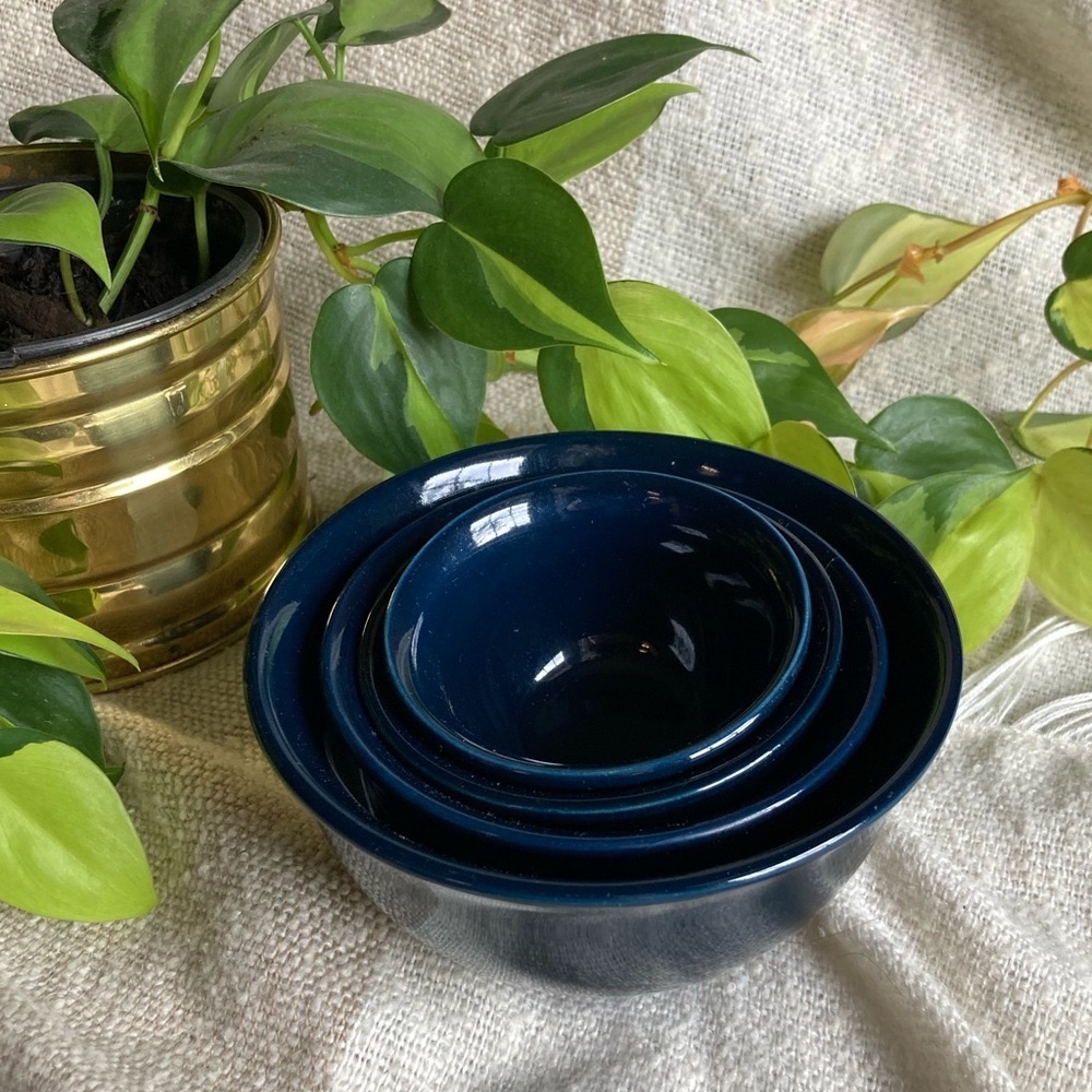4 stacking ceramic bowls
